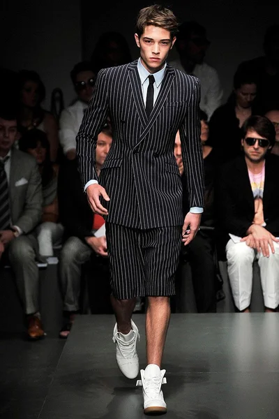 Look 17